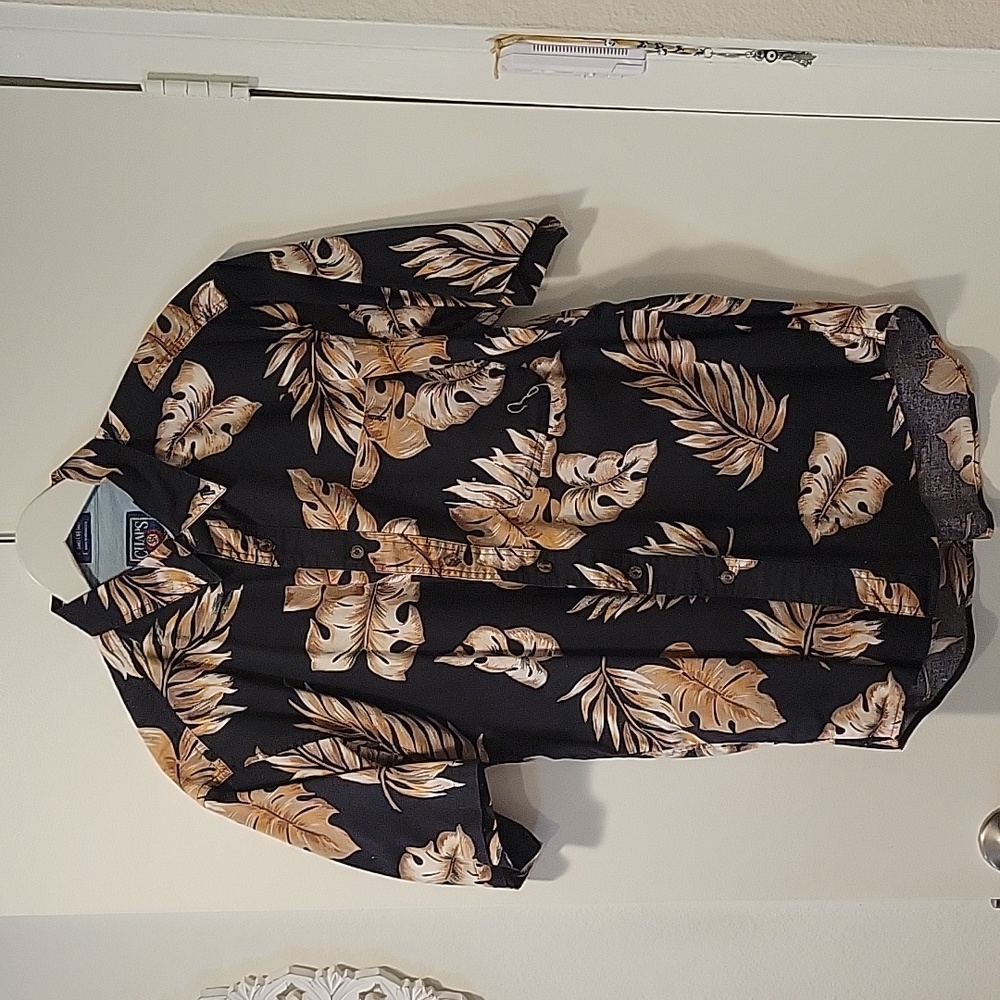 Men's 100% cotton Hawaain shirt. Beautiful leaf pattern.  One pocket
